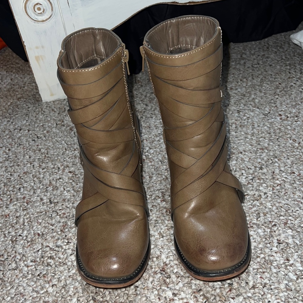 8.5 Pierre Dumas strappy boots or booties
